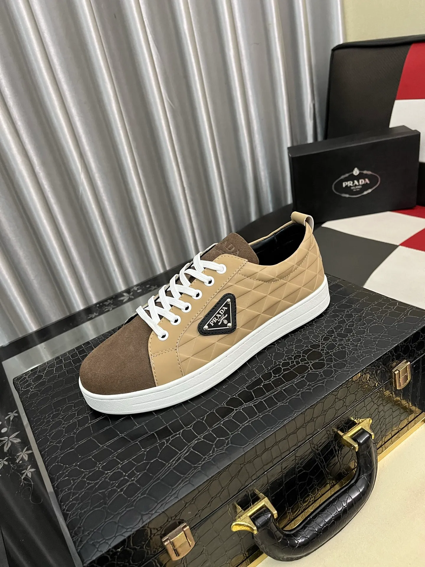 Men's shoes 💰440⌚️⌚️Prada•PRADA original quality.~ Unique modern style sneakers. 🏃A must-have casual shoe for trendy men😍😍 Original brand imported from Italy, imported original leather, sheep lining (refuses to discolor and grind feet) Sole: Original sole provided by the original factory, French lazy style design ⚠️Fit to the feet, original quality, super comfortable original sole. Code number: 38-444️⃣Colors available